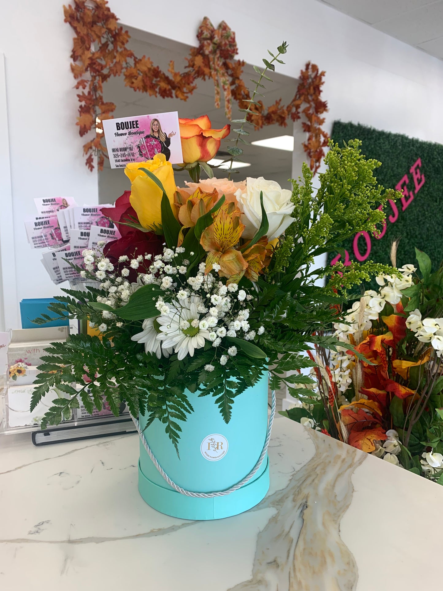 ROUND BOX WITH ROSES ARRANGEMENT