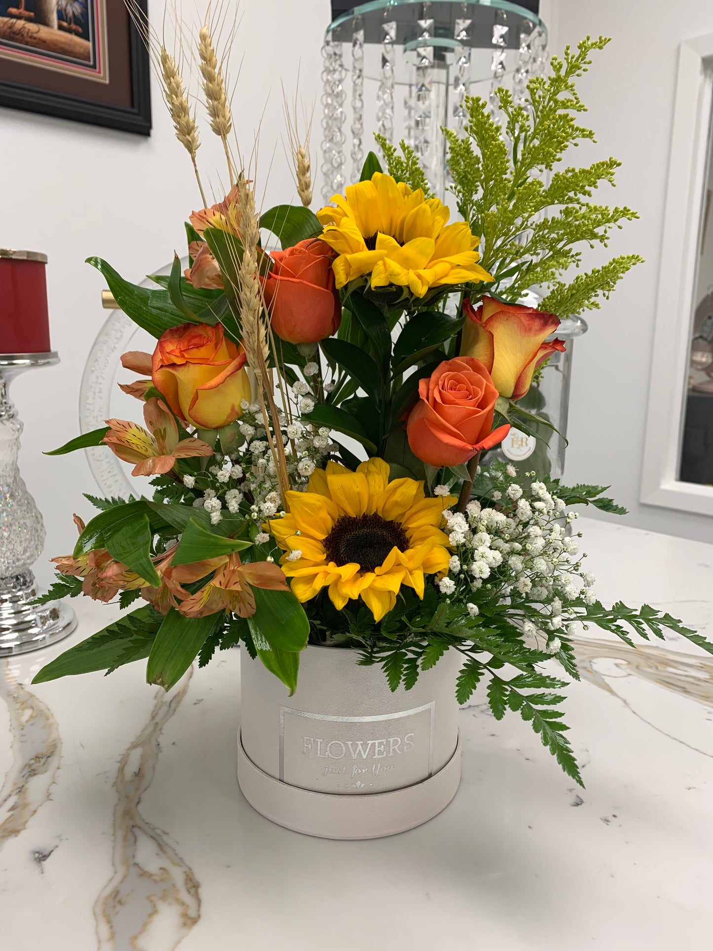 ROUND BOX WITH ROSES ARRANGEMENT